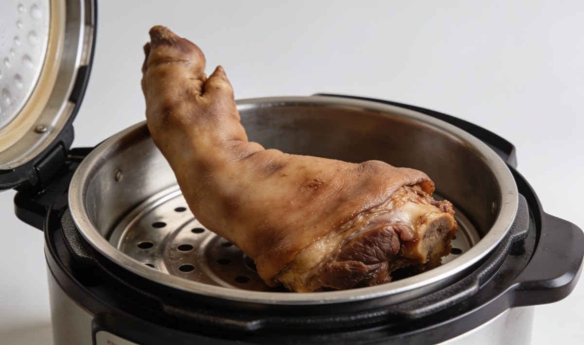 Pied de porc cuit dans autocuiseur vapeur ouvert.
