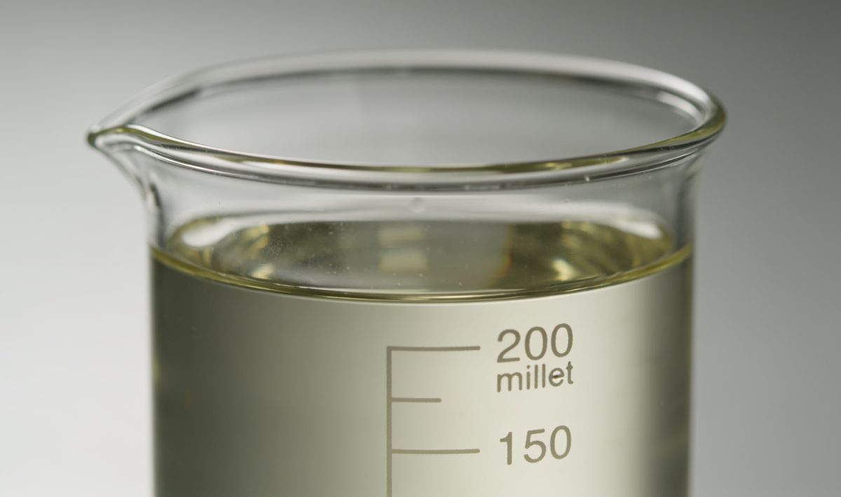 Verre gradué rempli à la marque deux cents millilitres.