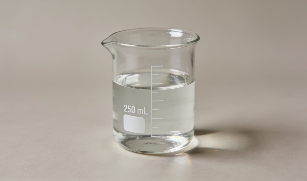 Verre gradué contenant deux cent cinquante millilitres d'eau claire
