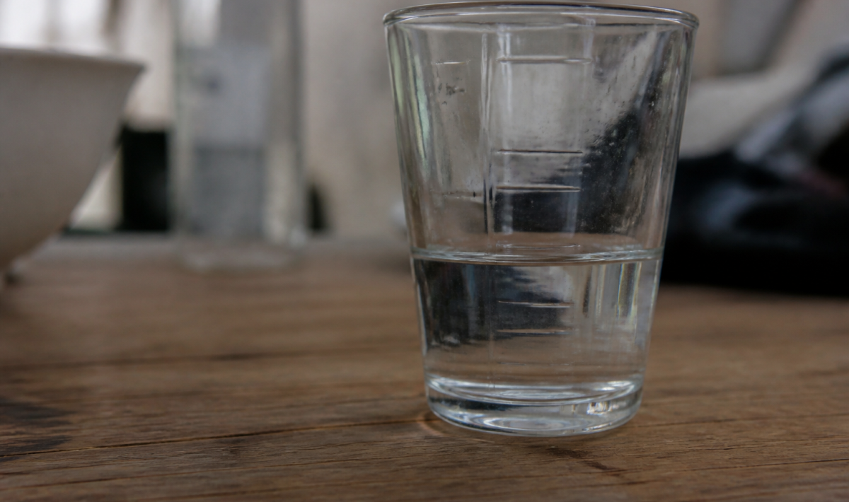 Verre gradué affichant quarante millilitres marqué en centilitres