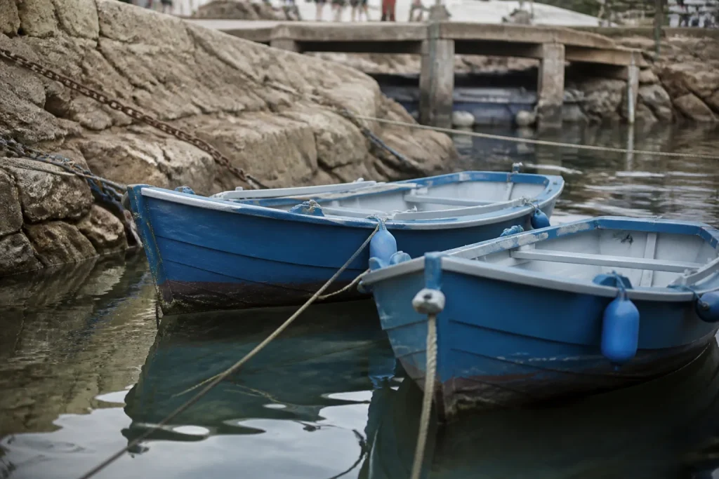 Bateaux bleus amarres dans un petit port