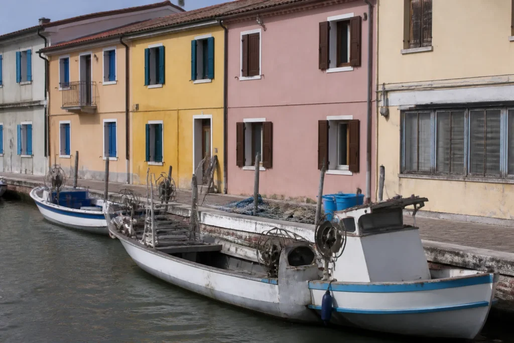Bateaux de peche amarres devant des maisons colorees