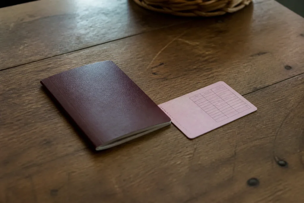 Passeport et carte de permis sur table en bois