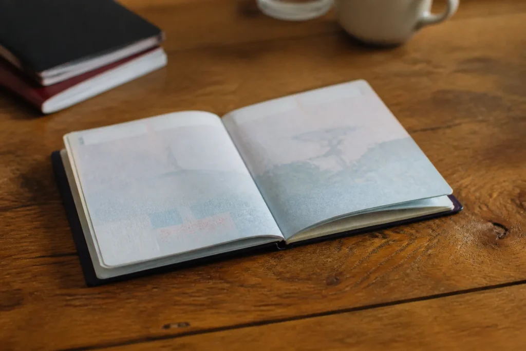 Passeport ouvert sur une table en bois