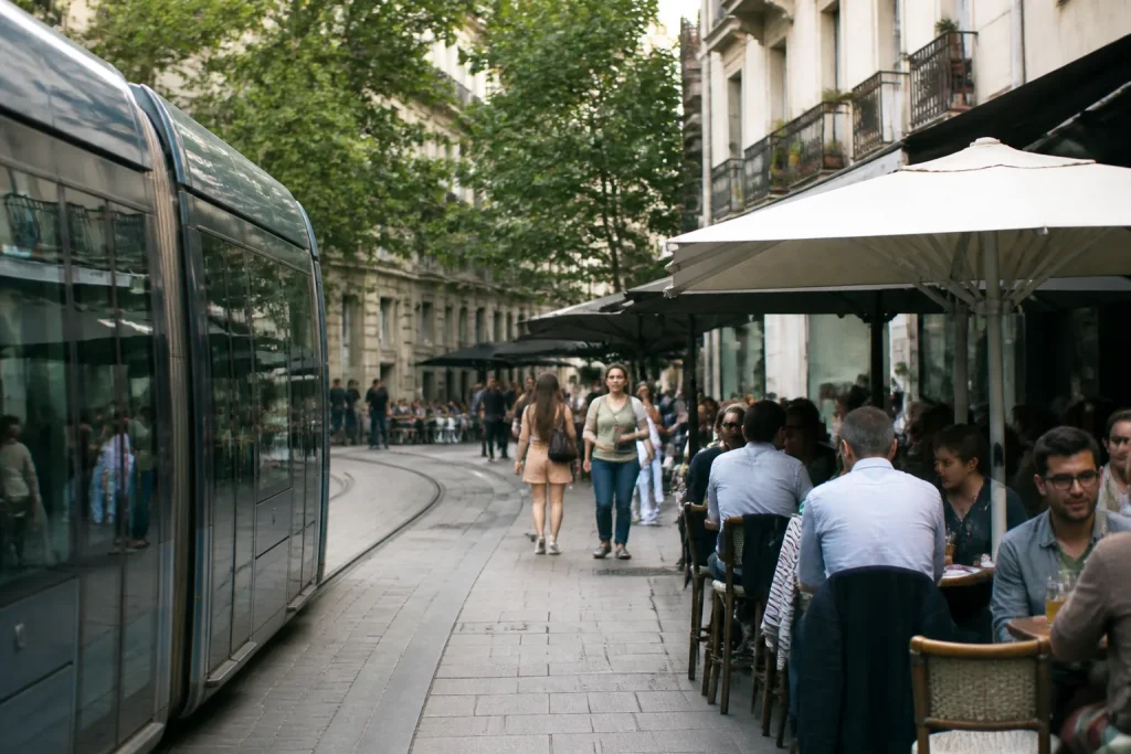 Tramway passant devant boutiques et terrasses animees Nantes