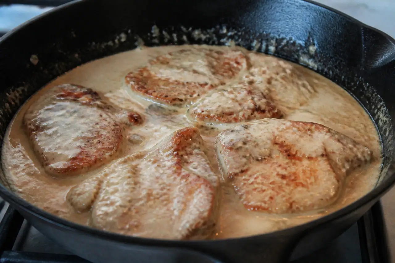 Tranches de porc dorees nappees de sauce cremeuse