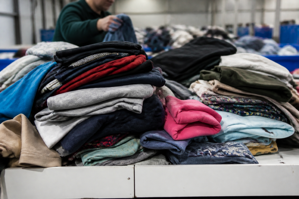 Vetements colores empiles sur table de tri
